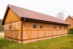 Traditionelles Fachwerkhaus mit roter Klinkerfassade und Satteldach