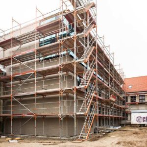 Mehrstöckige Gebäudesanierung mit Baugerüst auf einer Großbaustelle